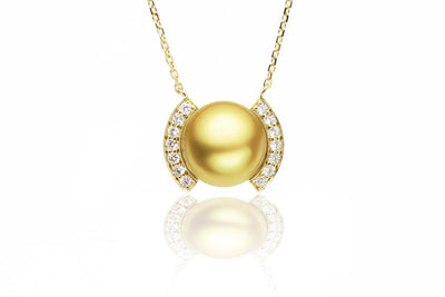 Roma Gold Pearl Pendant by Kyllonen